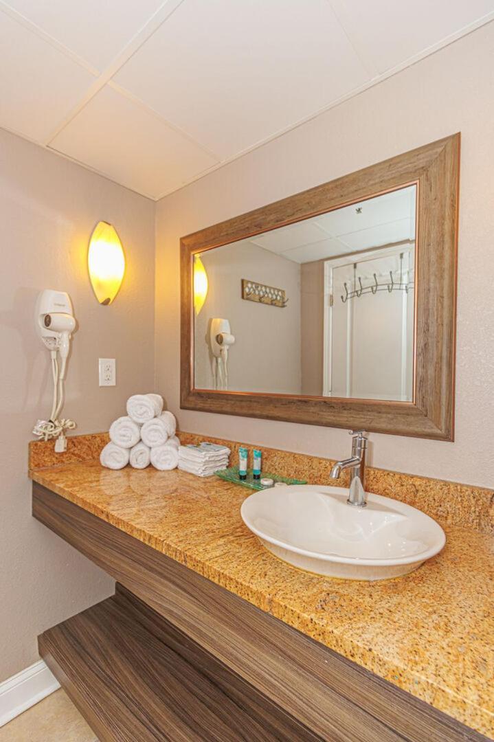 Oceanfront 1 Bedroom Suite With Beautiful Decor And Accents Caravelle Resort 1039 Sleeps 6 Guests Myrtle Beach Eksteriør bilde